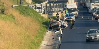 Incidente sull'A1 auto si ribalta al bivio. Paura tra gli automobilisti - agro24